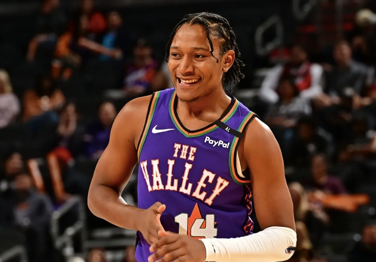 正式合同的, 琼斯上赛季, 卡佩拉